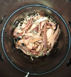 7. Allow your worms a few days to settle before adding a handful of food scraps.