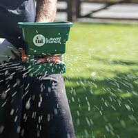 How to Fertilise a Lawn with a Hand-Held Spreader