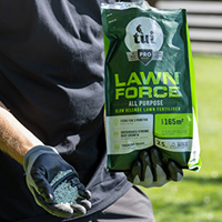 How to Fertilise a Lawn by Hand